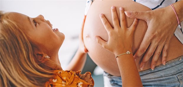 Frauen, die mindestens zwei Kinder geboren haben, habenein reduziertes Risiko fürEierstockkrebs.(Symbolbild mit Fotomodellen)