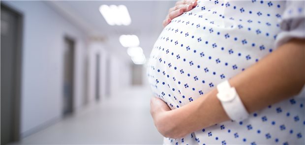 Frauen, die mit 32,8 Jahren oder älter schwanger wurden, hatten ein deutlich höheres Risiko für eine Aortendissektion als Frauen, die spätestens mit 28 Jahren schwanger wurden.