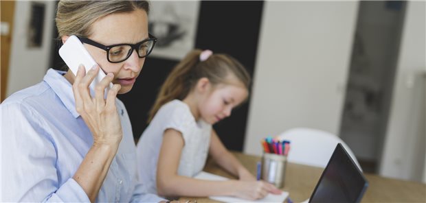 Beschäftigte im Homeoffice sind leistungsfähiger Frauen fällt die Abgrenzung im Homeoffice zwischen Beruf und Privatleben oftmals weniger leicht als Männern. Nur 54 Prozent haben einen abgetrennten Arbeitsbereich. Bei Männern sind es 64 Prozent.
