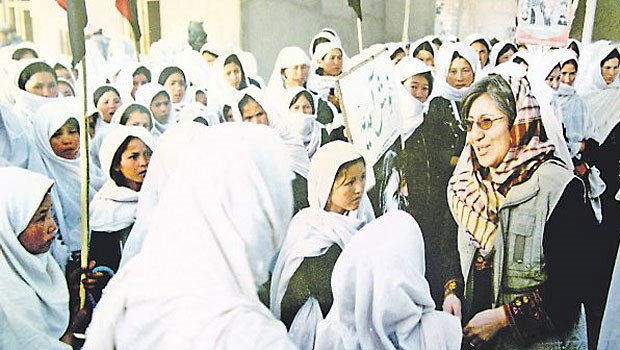 Eine Ärztin im Einsatz für Gerechtigkeit Frauen in der afghanischen Provinz Daykundi freuen sich über einen Besuch von Sima Samar.