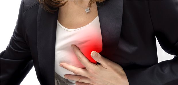 Frauen mit Herzinfarkt haben zum Beispiel häufiger als Männer Schmerzen zwischen den Schulterblättern.