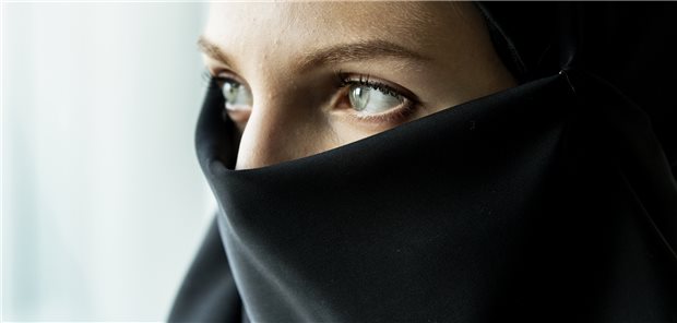Frauen mit Hijab ziehen oft eine Haube oder ein dünnes Tuch darunter oder binden die Haare zusammen. Werden sie zu stramm fixiert, kann es zu einer Traktionsalopezie am Haaransatz kommen. Ein lockeres oder gar kein Untertuch zu verwenden, kann helfen.