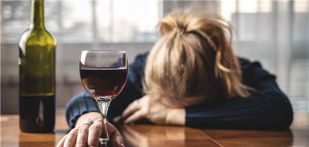 Frauen kaschieren Sucht besser als Männer Frauen mit Suchtproblemen wie Alkohol können diese offenbar länger und besser verbergen als Männer