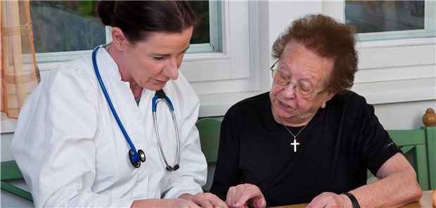 Frauen nach der Menopause wenden sich mit gynäkologischen Fragen auch an ihre Hausärzte und Hausärztinnen. 