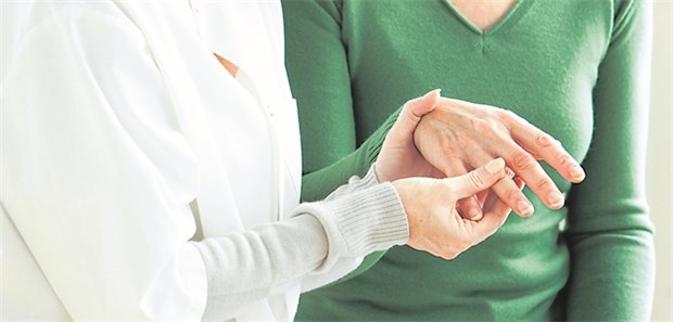 Postmenopause schlägt auf die Gelenke Frauen sind von Gelenkveränderungen und krankheitsspezifischer Fatigue stärker betroffen als Männer.