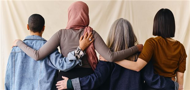 Diese zehn Forderungen stellt die „Lancet Kommission Frauen, Macht und Krebs“ Vier deutlich verschiedene Frauen von hinten, die ihre Arme gegenseitig um ihre Schultern gelegt haben. Sie sind unterschiedlich alt, groß, haben verschiedene Frisuren und Körpertypen.