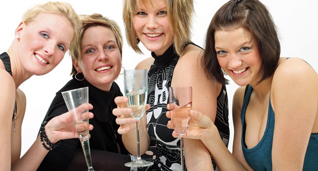 Drogenbeauftragte knöpft sich trinkende Frauen vor Frauen trinken zu viel Alkohol. Die Drogenbeauftragte will sie mit ihren Präventionsstrategien erreichen.