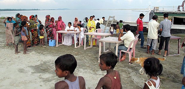 Sprechstunde auf vergessenen Inseln Frauen und Kinder versammeln sich am Ufer der Insel Panchuchar, um medizinische Hilfe zu erhalten.