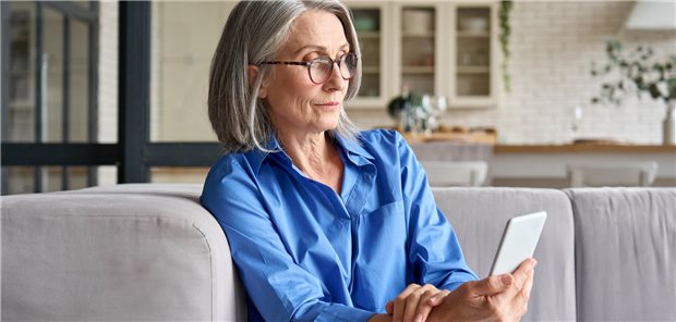 Frauen und Männer über 60 Jahren testeten für eine Studie ihre Gedächtnis-Leistung mit der neotiv-App. (Symbolbild mit Fotomodell)