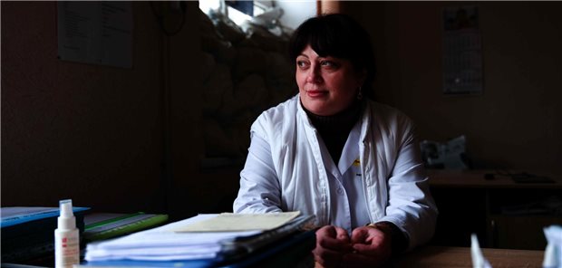 Ukrainische Ärztin: Ein wenig Sicherheit nahe der Front Frauenärztin Oksana gibt ihren Patientinnen Sicherheit, und riskiert und opfert viel dafür.