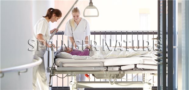 Zwei Krankenschwestern kümmern sich um den Patienten Zwei Krankenschwestern kümmern sich um den Patienten