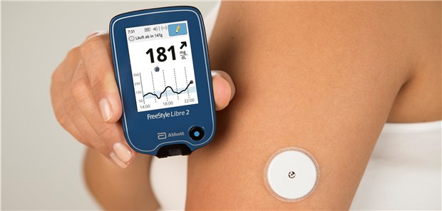 FreeStyle Libre: Die Messwerte des Sensors unter der Haut am Oberarm werden von einem Scanner ausgelesen.