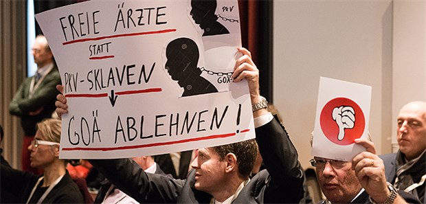 "Freie Ärzte statt PKV-Sklaven" - Protestplakate waren auf dem GOÄ-Sonderärztetag zu sehen.