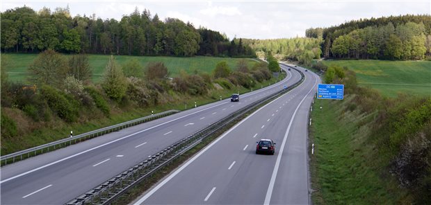 Corona-Ausgangssperre in Bayern war rechtswidrig Freie Fahrt auf der leeren Autobahn A96 bei Mindelheim im April 2020: Grund war eine Ausgangsbeschränkung der bayerischen Staatsregierung.