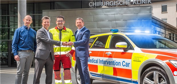 Formel-1-Technik für schwere Notfälle Freie Fahrt (v.l.n.r.): Professor Erik Popp, Professor Markus Weigand und Dr. Niko Schneider vom Uniklinikum Heidelberg bei der Schlüsselübergabe für den Medical Intervention Car durch Thomas Bauch, Volvo Car.