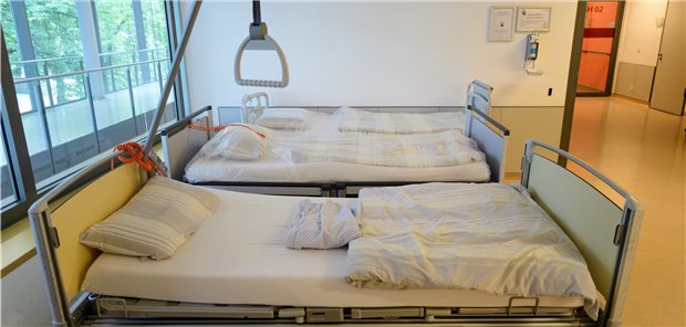 Spahn klappt Rettungsschirm für Kliniken zu Patientenbetten stehen auf einem Flur des St. Josefs-??Krankenhaus Potsdam-??Sanssouci.