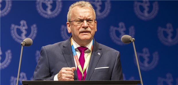 „Freiheit und Verantwortung machen trotz ihrer anscheinenden Gegensätzlichkeit die Essenz der ärztlichen Profession aus“, sagte BÄK-Vizepräsident Dr. Günther Matheis auf dem 127. Deutschen Ärztetag in Essen.