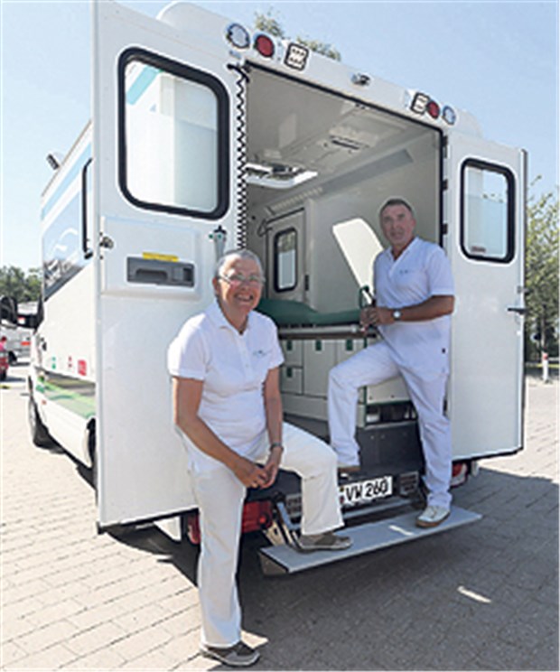 Doktor-Mobil kommt aufs Abstellgleis Freude beim Start im August 2013: Dr. Silke Wachsmuth-Uhrner und Dr. Jürgen Bohlemann gehören zum Team der rollenden Praxis.