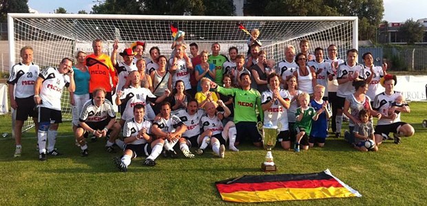 Endlich Fußball-Weltmeister Freudentaumel: Die deutsche Fußball-Ärztemannschaft mit den Familien nach dem Finalsieg im Stadium von Budapest.