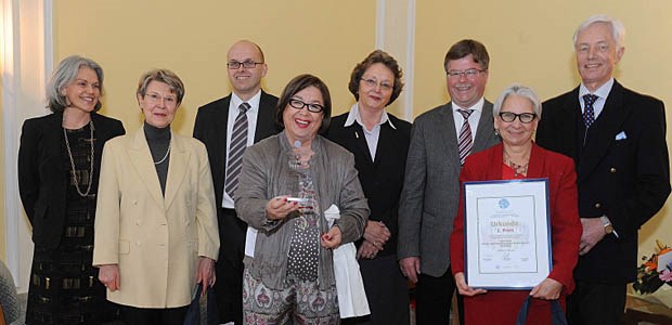 Förderpreis für 'mamazone' Freuen sich über den Förderpreis: Rita Würstlein, Ursula Goldmann-Posch und Elisabeth Hantke von "mamazone" (vorne, v.l.), die Stifter (hintere Reihe, v.l.) Marion Wegener, Dr. André Althoff (DGIM), Cornelia Lütkens (Stadt Wiesbaden, Gesundheitsamt), Arno Goßmann (Bürgermeister Wiesbaden) und Dr. Bernd Wegener.