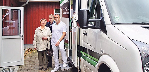 Wenn die rollende Arztpraxis kommt Freuen sich, wenn Hausarzt Dr. Jürgen Bohlemann mit seinem VW-Bus kommt: Patientin Ingetraut Brandt (Rentnerin), Landwirt Joachim Mahlstedt.