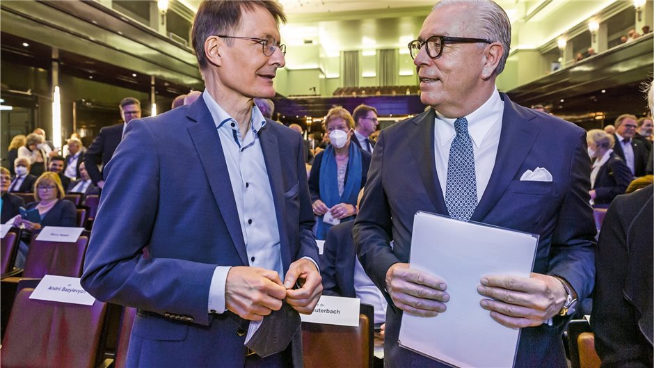 Freundliches, aber distanziertes Blicke-Messen: Bundesgesundheitsminister Profes...