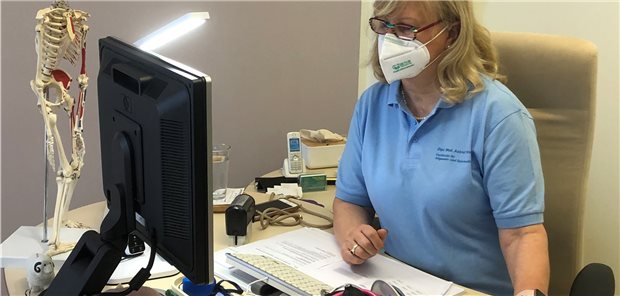 Freut sich, „dass es endlich los geht“ mit den Impfungen – inklusive der Dokumentation: Dipl.-Med. Astrid Tributh, Hausärztin in Potsdam.