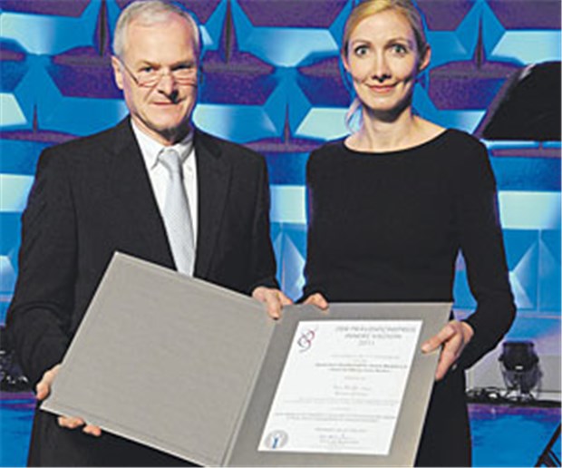 Präventionspreis zur Infektiosität von Hepatitis-C-Viren Freut sich über den Präventionspreis für ihre Arbeiten zum Hepatitis-C-Virus: Dr. Sandra Ciesek mit Urkunde und Laudator Professor Manfred Weber.