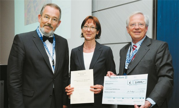 Freut sich über den Preis: Privatdozentin Wilgard Hunger-Battefeld vom Uniklinikum Jena. Laudator Professor Johannes Köbberling (rechts) und Kongresspräsident Professor Jürgen Schölmerich überreichen den Scheck. © sbra