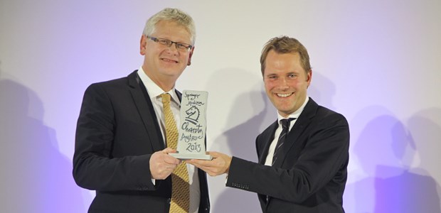 CharityAward 2013: Netzwerk macht fit fürs Leben Freut sich zusammen mit dem CharityAward 2013-Gewinner Hendrik Karpinski (links): der scheidende BundesgesundheitsministerDaniel Bahr (FDP).