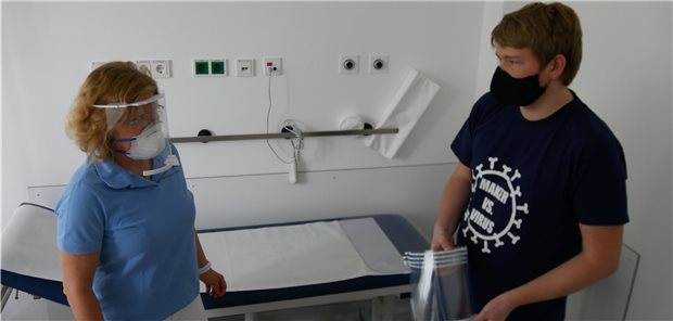 Faceshields aus dem heimischen 3D-Drucker Friedemann Neuhaus übergibt Faceshields an Dr. Birgit Schulz, Leiterin der von der KV Rheinland-Pfalz betriebenen Allgemeinmedizinischen Praxis am Campus der Uniklinik Mainz.