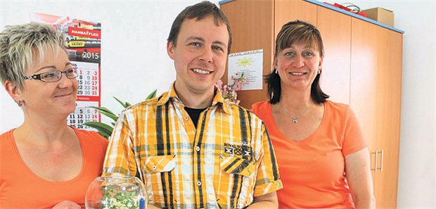 Verwurzelung in der Region ist das Zauberwort Frisch niedergelassen: Dr. Daniel Graf mit seinen Arzthelferinnen Mandy Priewe (li.) und Martina Siegel.