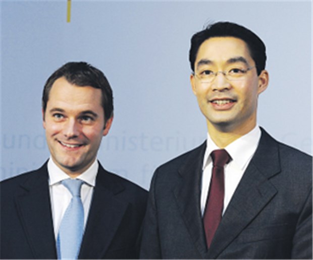 Philipp Rösler geht, Daniel Bahr kommt Frisch und unverbraucht: Zum Amtsantritt am 29. Oktober 2009 im Gesundheitsministerium präsentierten sich Philipp Rösler und Daniel Bahr Seit‘ an Seit‘.