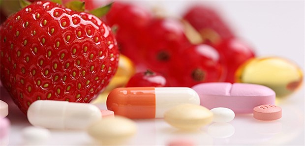 Vitaminpillen senken Infarkt-Risiko nicht Frisches Obst zu essen ist besser als Vitaminpillen einzunehmen, betont die Deutsche Schlaganfall-Gesellschaft.