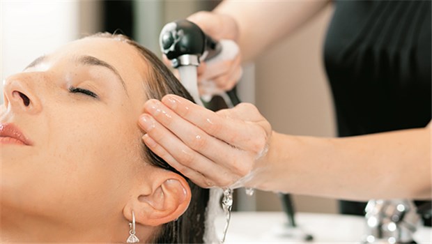Pflegekräfte und Friseure haben gehäuft Hautkrankheiten Friseure haben ein hohes Risiko für eine berufsbedingte Hautkrankheit.