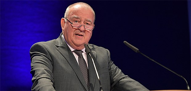 Weg mit der Importquote! Fritz Becker, Vorsitzender des Deutschen Apothekerverbandes, beim Beginn der Messe Expopharm. Er stellte den DAV-Lagebericht vor.