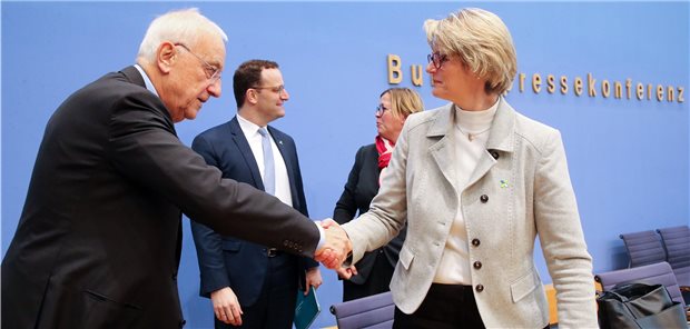 Fritz Pleitgen, Präsident der Deutschen Krebshilfe, Gesundheitsminister Jens Spahn und Forschungsministerin Anja Karliczek (v.l.) beim Startschuss für die Nationale Dekade gegen Krebs im Januar 2019.