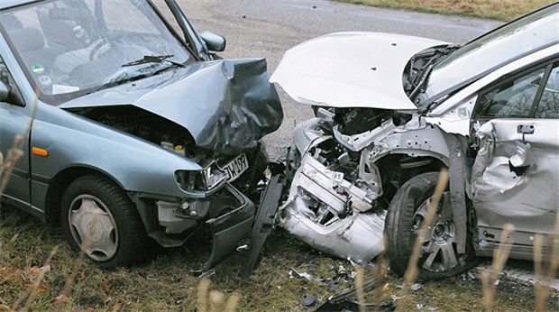 Tausend Daten, ein Ziel: Mehr Sicherheit Frontalzusammenstoß: Forscher der MHH und der TU Dresden suchen nach Ursachen, um die Verkehrssicherheit in Deutschland zu verbessern.
