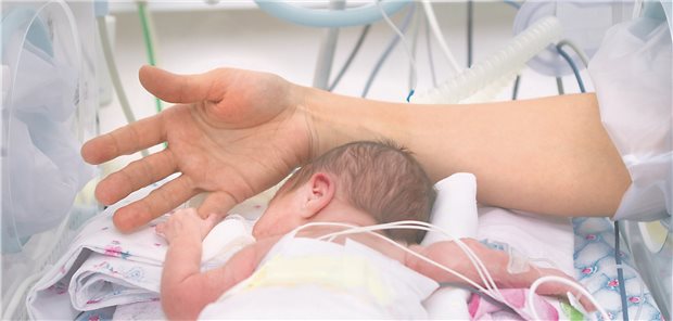 Brandenburger Frühchen sind in Spezialkliniken gut aufgehoben Neonatologie: Frühchen in einem Inkubator.