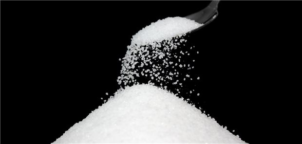 Ein Haufen Zucker auf einem Löffel