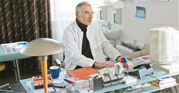 Ein Wiedersehen nach mehr als 25 Jahren Früher blätterte Dr. Hermann Schiel beim Diagnosegespräch in Fachbüchern, heute nutzt er das Internet. © res