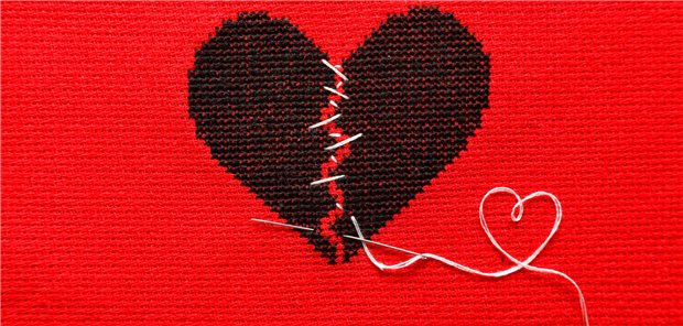 Gebrochenes Herz mit weißem Faden geflickt als Stick-Bild: Broken-Heart-Syndrom