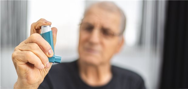 Frühere Studien haben ergeben, dass inhalative Glukokortikoiden die Aufnahme und Vermehrung von SARS-CoV-2 hemmen können. Fachgesellschaften verweisen nun aber auf die erste randomisierte Studie, die keine positiven Effekte ergeben hat (Symbolbild).