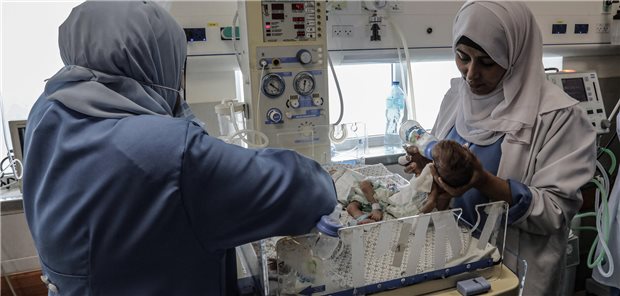 28 Frühgeborene aus dem Gazastreifen nach Ägypten gebracht Frühgeborene werden behandelt, nachdem sie vom Al-Shifa-Krankenhaus in das Al-Hilal-Krankenhaus in Rafah im Süden des Gazastreifens verlegt wurden.