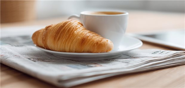 Deshalb gehören Glukokortikoide in die Morgenmedikation Eine Kaffeetasse und ein Hörnchen.