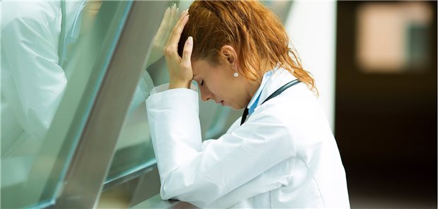 Frustriert im Job? Auch Chefärzte müssen nichts so heiß essen, wie es gekocht wird. Durch wirtschaftliche Anforderungen in der Stellenbeschreibung fühlt sich jeder Dritte nicht unter Druck gesetzt.