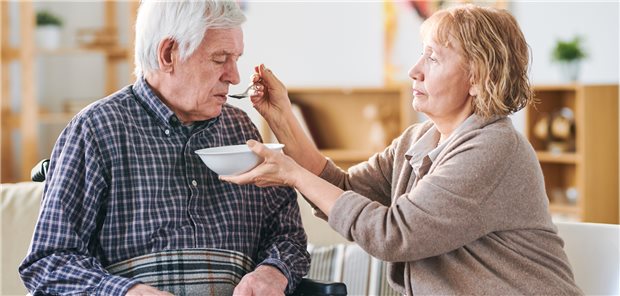 Corona rüttelt am Vertrauen in Güte des Gesundheitssystems Fühlen sich in Corona-Zeiten allein gelassen: Insbesondere pflegende Angehörige bemängeln zunehmend die Qualität der Gesundheits- und Pflegeversorgung.