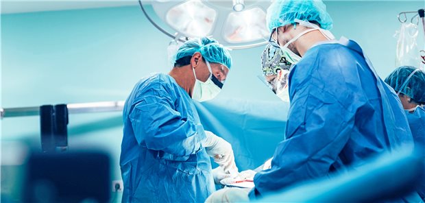 Führen Mindestmengen bei Operationen auch zu Qualitätsverbesserungen? Das IGES-Institut hat sich dieser Frage im Auftrag des vdek gewidmet.