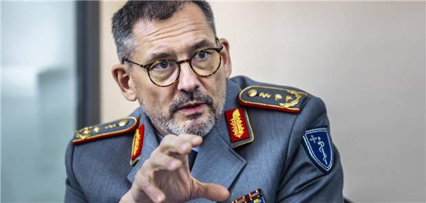 Dr. Johannes Backus in Uniform gestikuliert mit einer Hand.