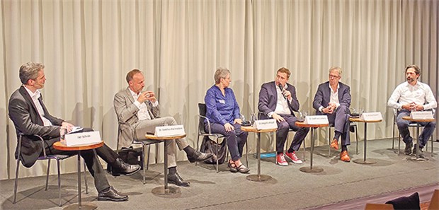 Fünf Jahre KV Telematik, ein Podium (v.l.): Moderator Jan Scholz, KBV-Vize Dr. Stephan Hofmeister, Hausärztin Dr. Irmgard Landgraf, der Leiter Digitalisierung und Innovation im BMG Dr. Gottfried Ludewig, KBV-Chef Dr. Andreas Gassen und der Geschäftsführer der Burda Digital SE, Dr. Mathias Wahrenberger.